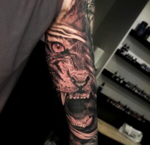 realistic-lion-tattoo-arm